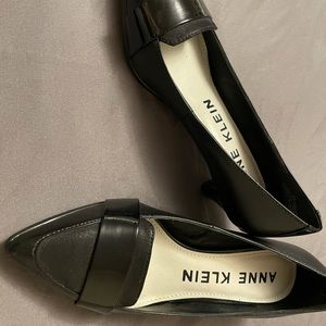 Like new Anne Klein size 6 kitten heel pump